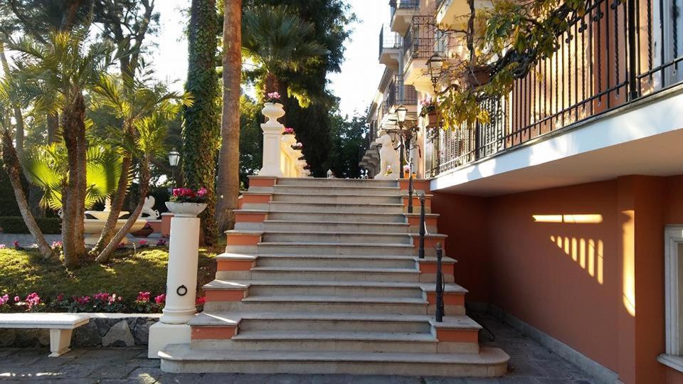Hotel Villa Paradiso Dell'Etna サン・ジョヴァンニ・ラ・プンタ エクステリア 写真